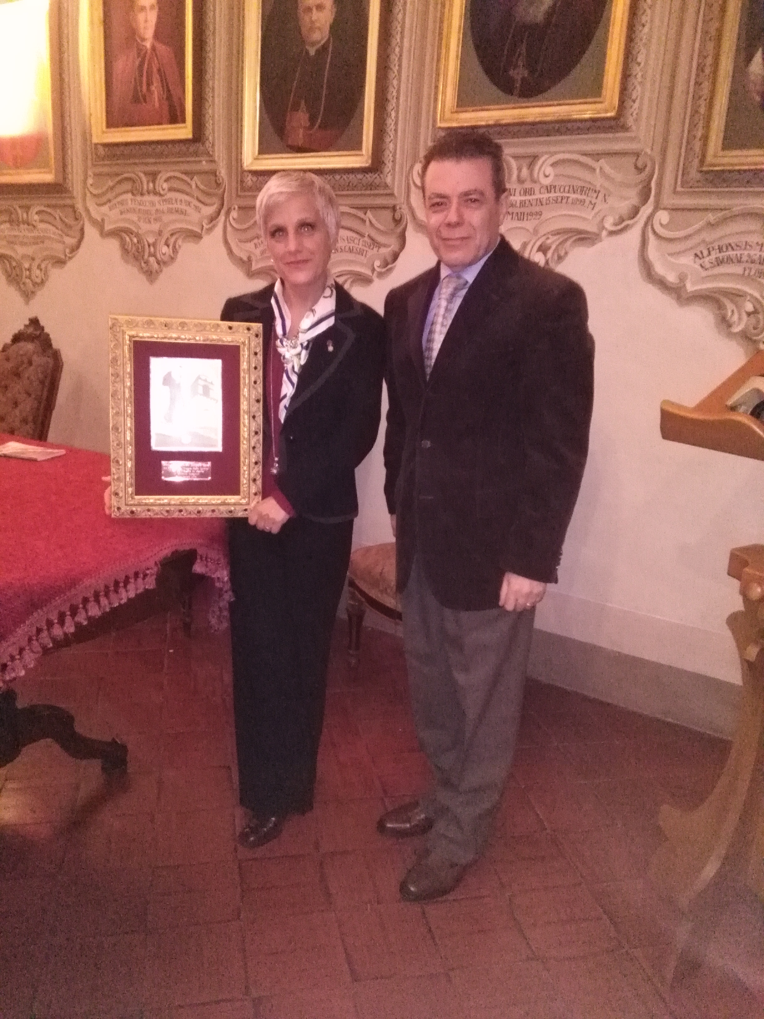 L'Autore Antonio Spagnoli mostra il riconoscimento accanto alla dottoressa Patrizia Rossi della Commissione cultura del Premio 
