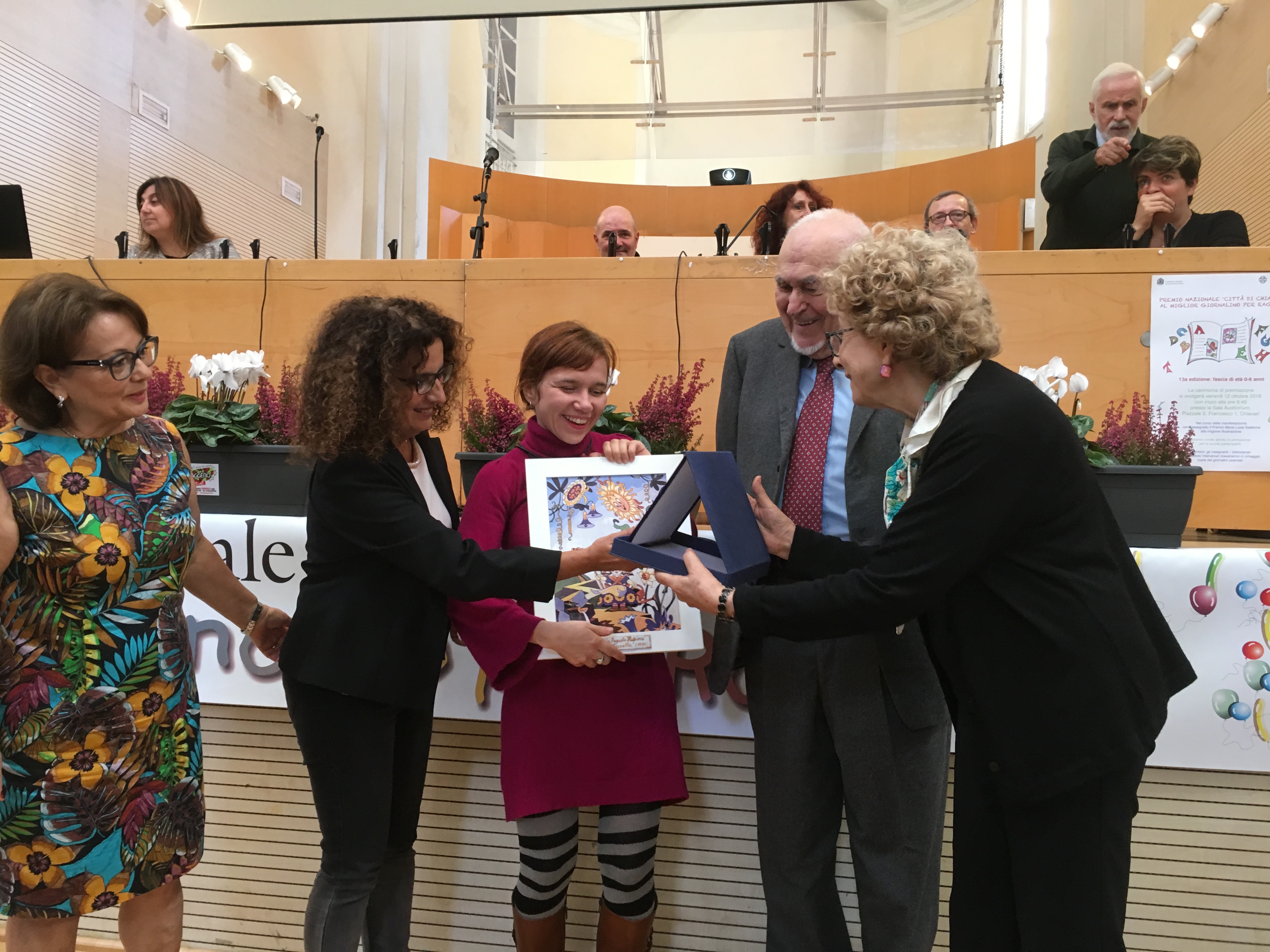 Marino Cassini consegna il Premio ad Anna Forlati come miglior eillustrazione; con loro da sinistra Anastasia Angiuoni, Rosanna Maimone e Laura Ziller 