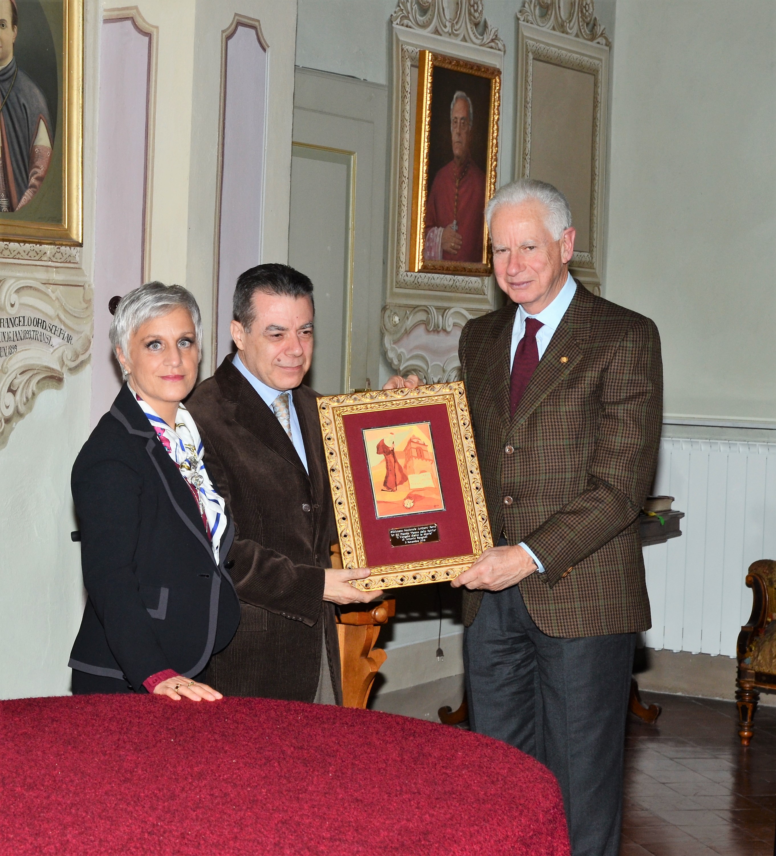 Il dr. Emanuel Costa Vicepresidente del Consiglio nazionale italiano del Serra consegna il premio 2016 ad Antonio Spagnoli