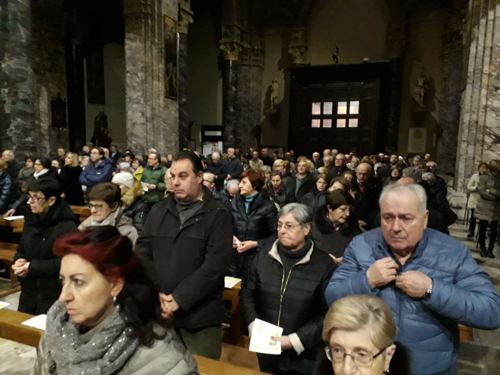 la platea attenta segue la drammatizzazione