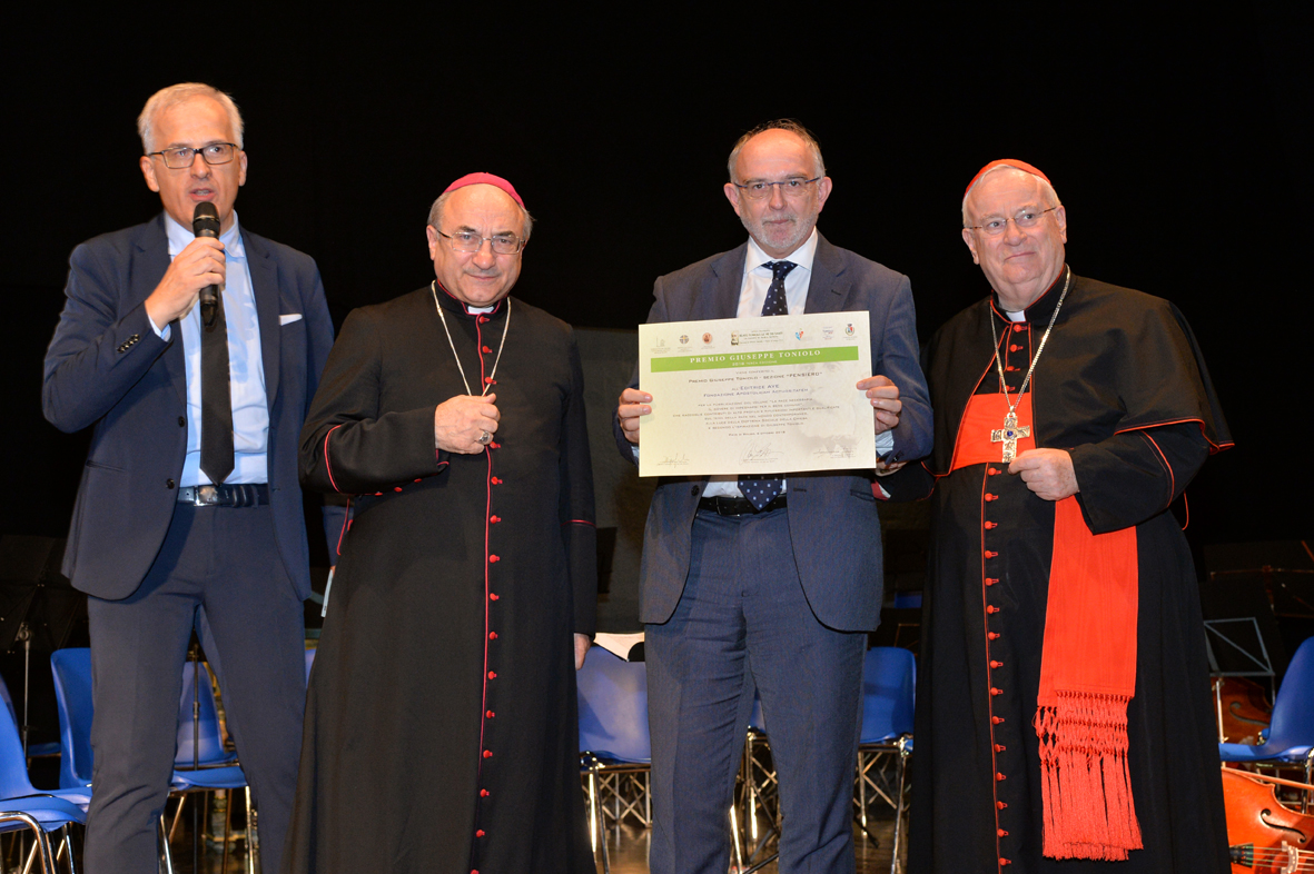 da sinistra Marco Zabotti, organizzatore delle celebrazioni, il vescovo di Vittorio Veneto mons. Corrado Pizziolo, Lucio Turra Tesoriere Editrice Ave e il card. Gualtiero Bassetti Presidente CEI