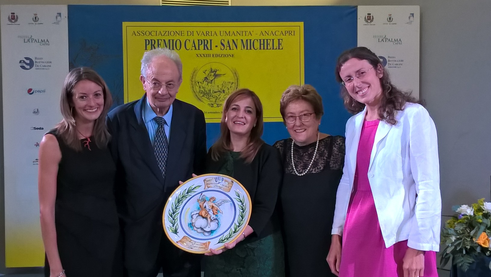 Il Prof. Vacca, fondatore del Premio, con Vergari (che ritira il premio) e Finocchietti (a destra, Direttore Ed. Ave) Il Prof. Vacca, fondatore del Premio, con Vergari (che ritira il premio) e Finocchietti (a destra, Direttore Ed. Ave)