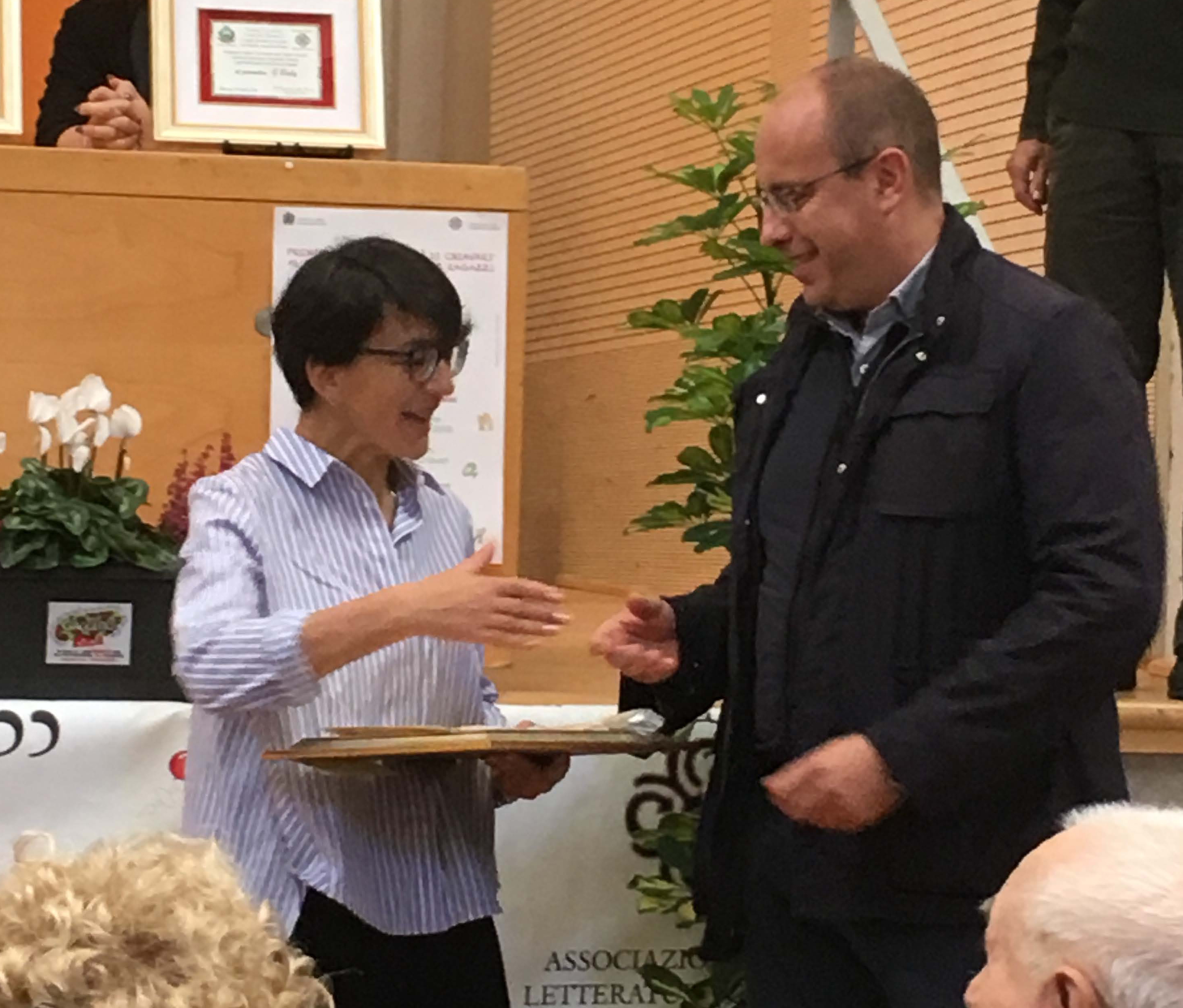 Marco Di Capua, Sindaco di Chiavari, consegna il Premio 2018 ad Anna Peiretti, Direttore de La Giostra