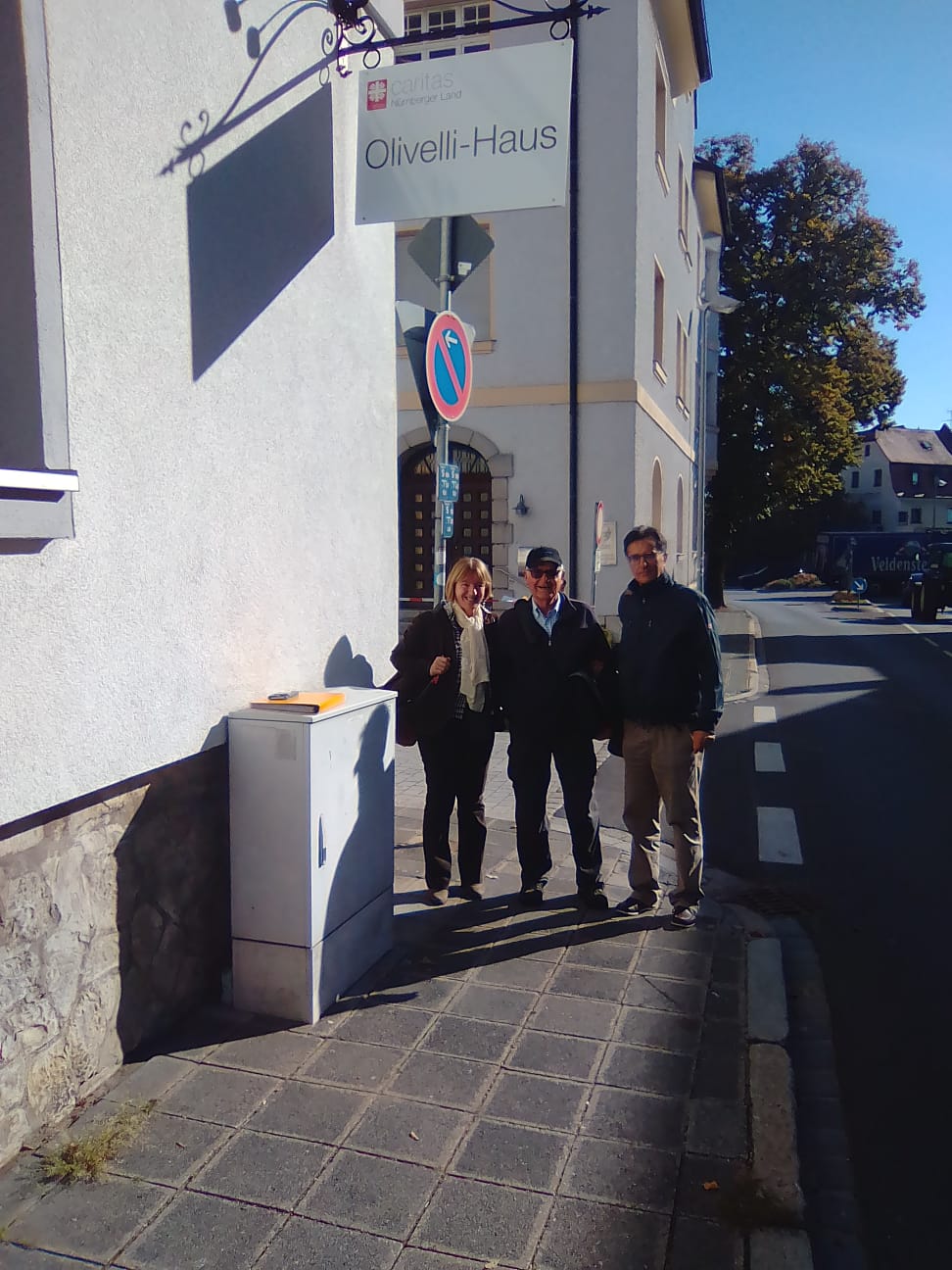 Di fronte a Casa Olivelli Anselmo Palini con Anna Della Moretta (Giornale di Brescia) e Alberto Franchi (Fiamme Verdi)