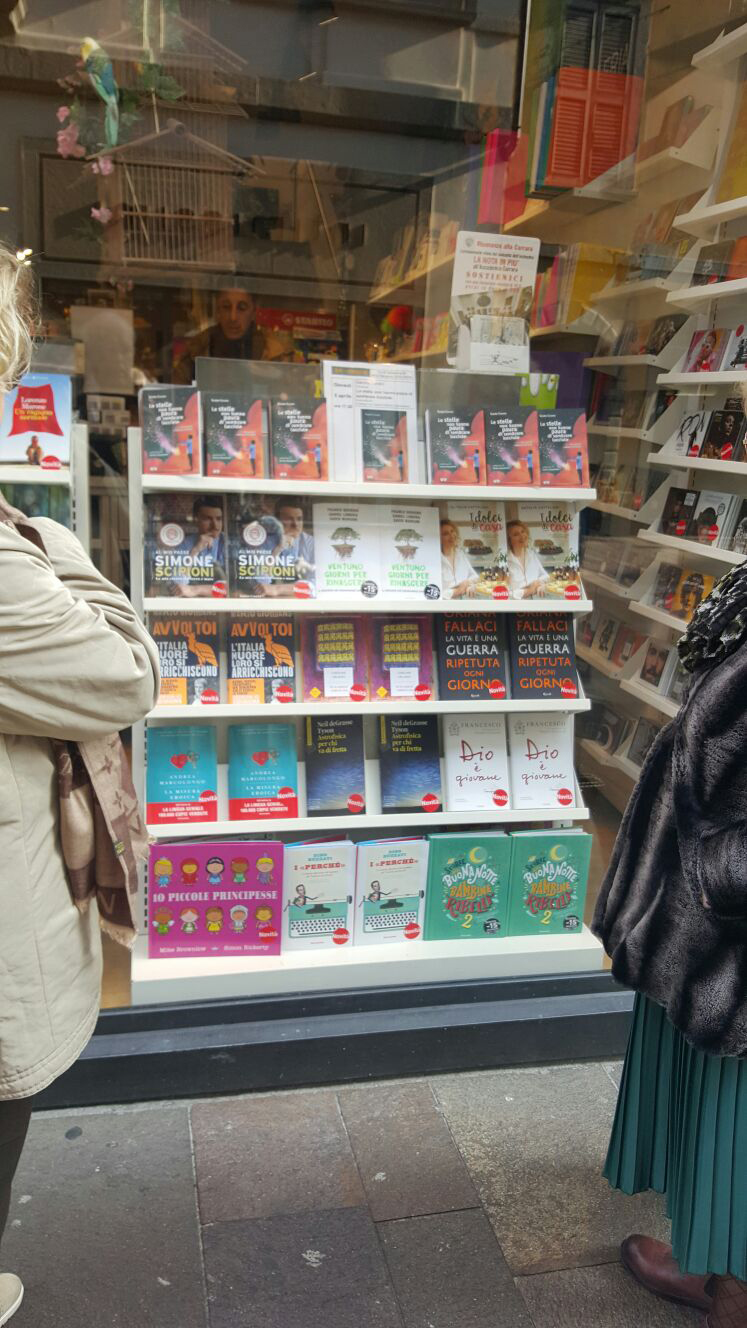 Bergamo, la vetrina della Libreria IBS, 5 aprile 2018