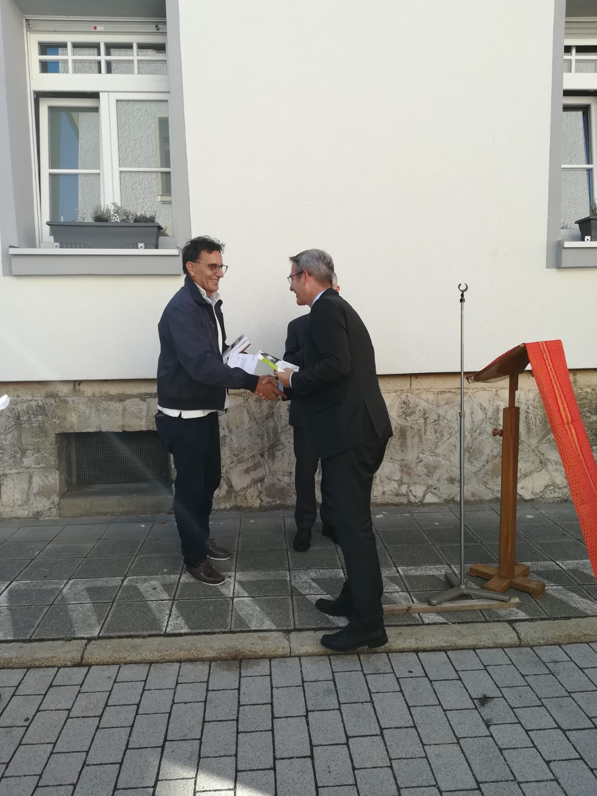 Palini consegna il libro su Olivelli al sindaco di Hersbruck