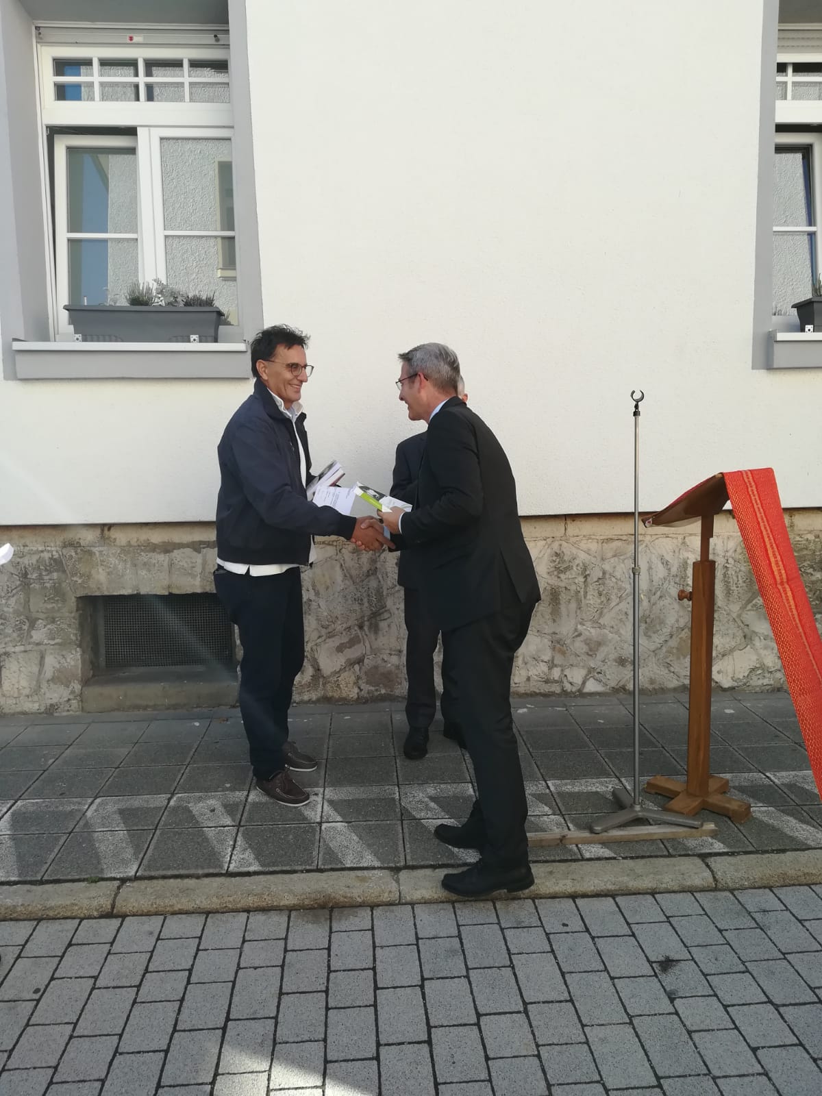 Palini consegna il libro su Olivelli al sindaco di Hersbruck Palini consegna il libro su Olivelli al sindaco di Hersbruck