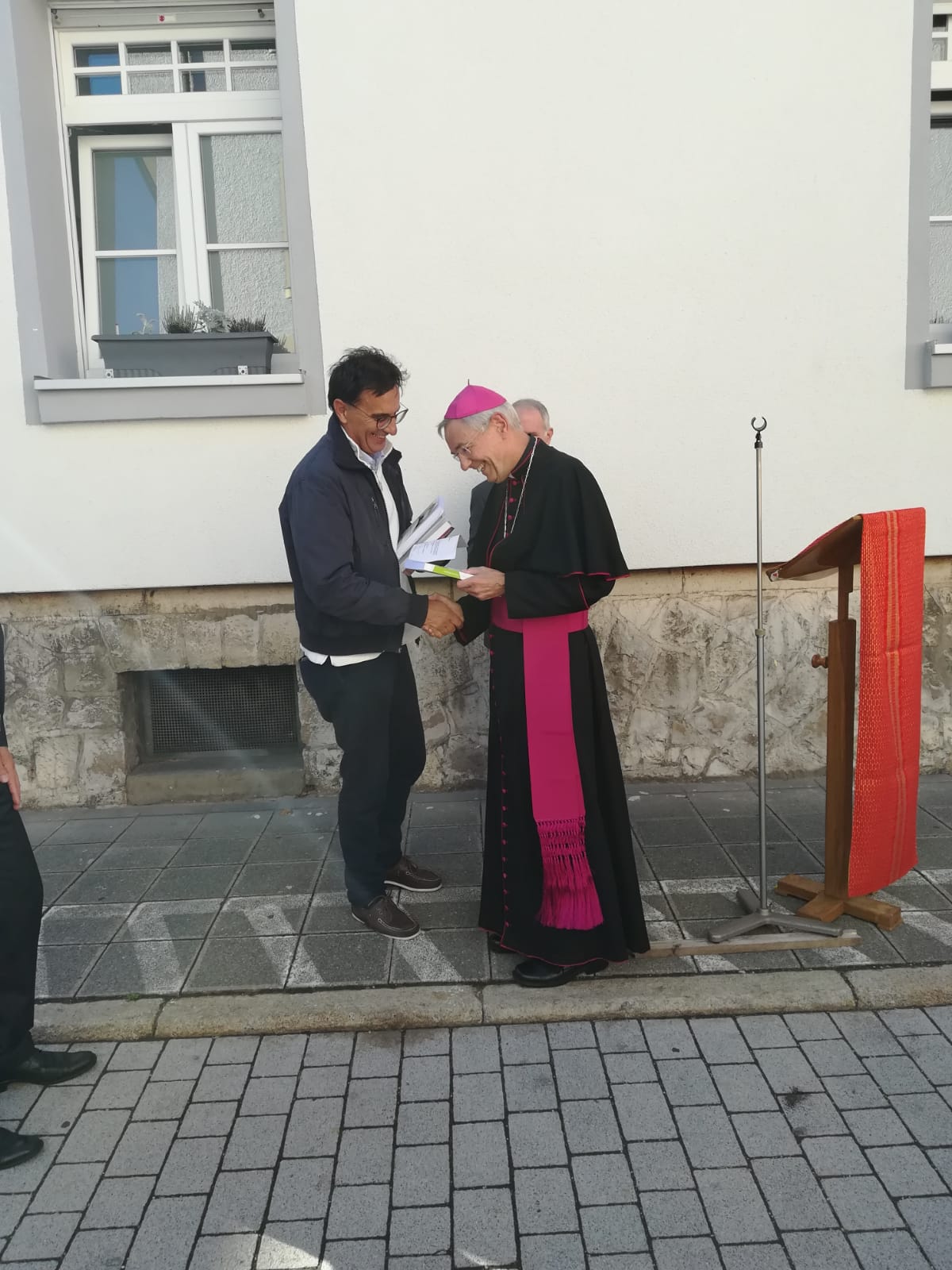 Palini consegna il libro su Olivelli all'arcivescovo L. Schick