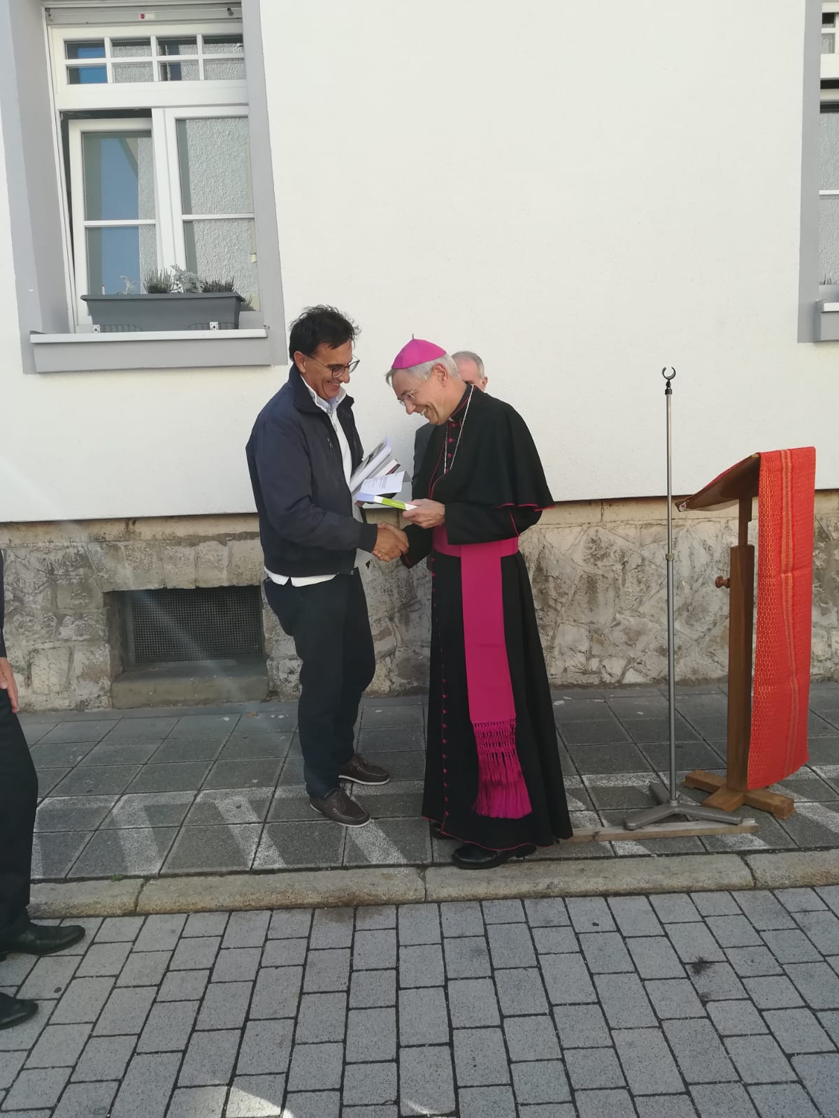 Palini consegna il libro su Olivelli all'arcivescovo L. Schick Palini consegna il libro su Olivelli all'arcivescovo L. Schick