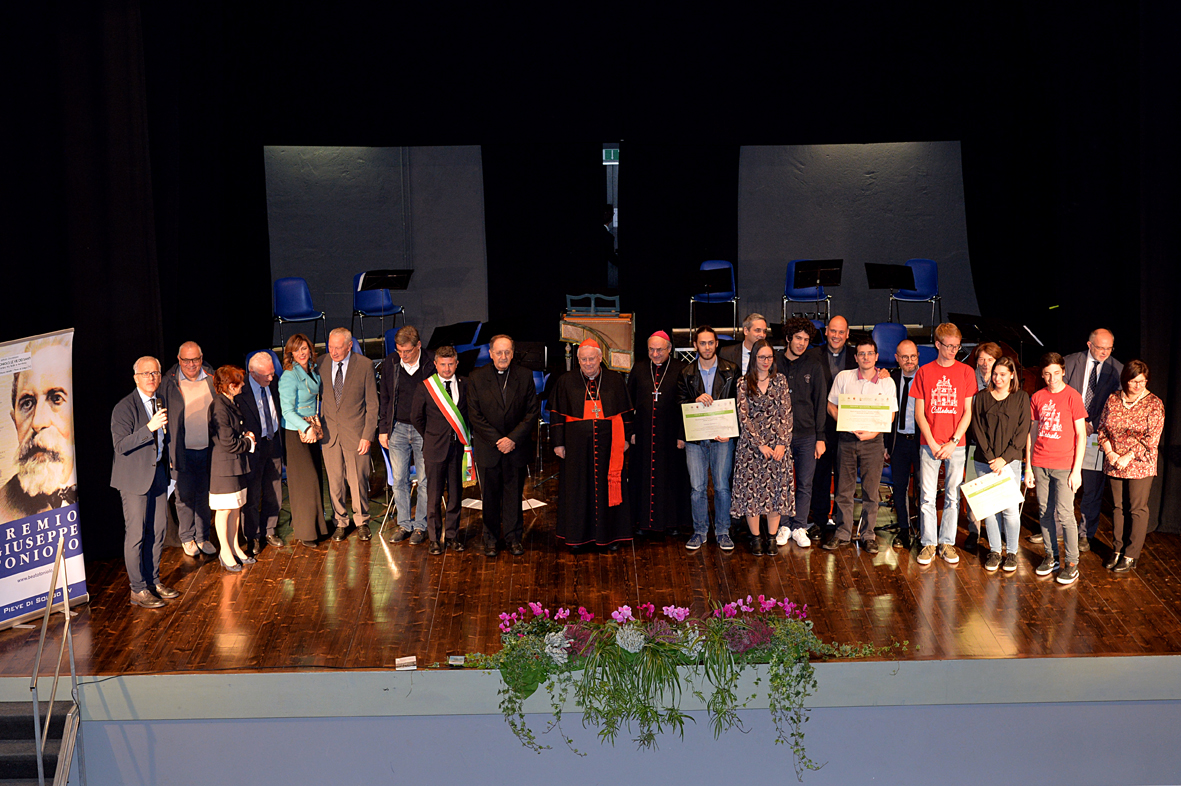 Foto di gruppo a conclusione della grande festa