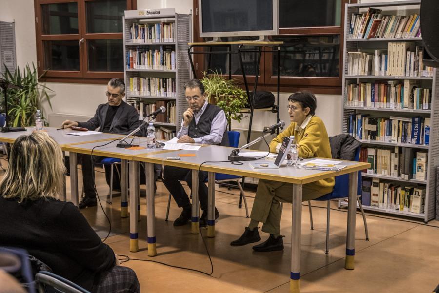 Al centro del tavolo Guido Boffi, curatore dell'antologia Al centro del tavolo Guido Boffi, curatore dell'antologia